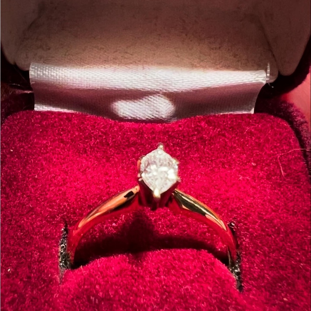 VERY PRETTY ENGAGEMENT RING - Picture 3 of 3